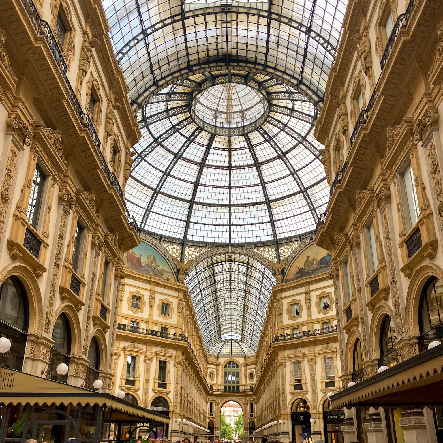 Słynna galeria handlowa w Mediolanie - zwiedzanie, sklepy, godziny otwarcia. Vittorio Emanuele II