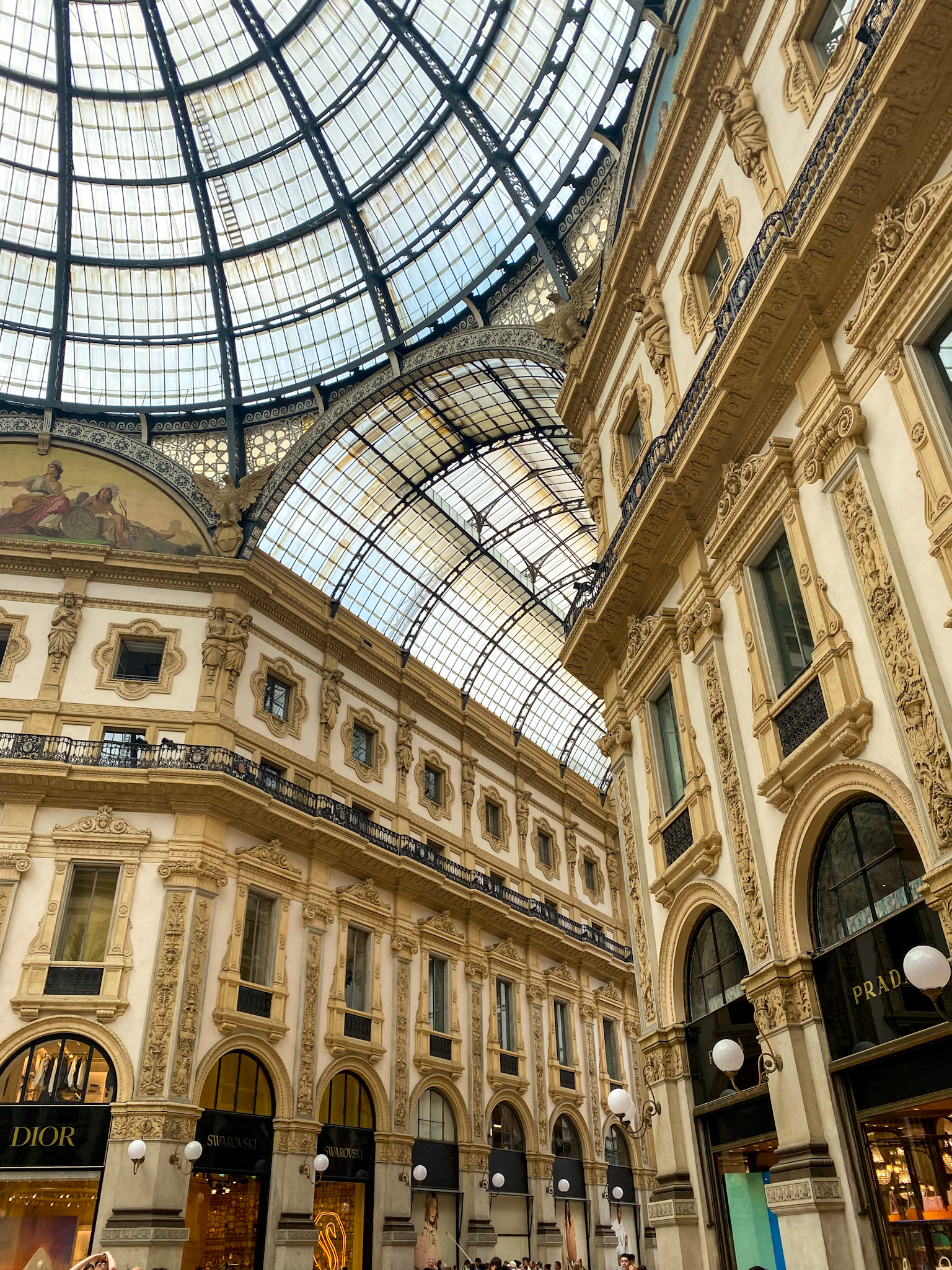 Słynna galeria handlowa w Mediolanie - zwiedzanie, sklepy, godziny otwarcia. Vittorio Emanuele II